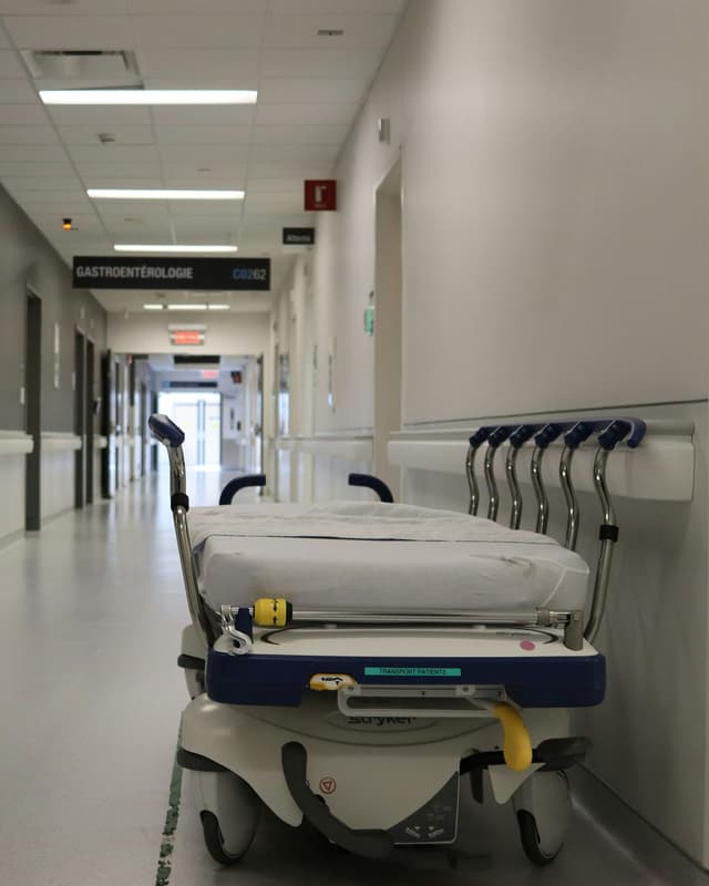 Tom hospitalsbåre på en stille hospitalsgang ved gastroenterologisk afdeling